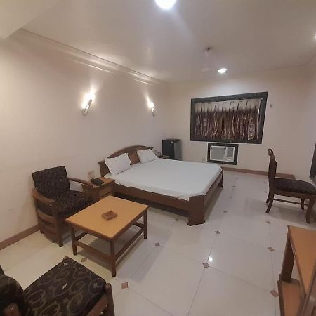 Hotel Mayur By Wb Inn Ulhasnagar Екстер'єр фото