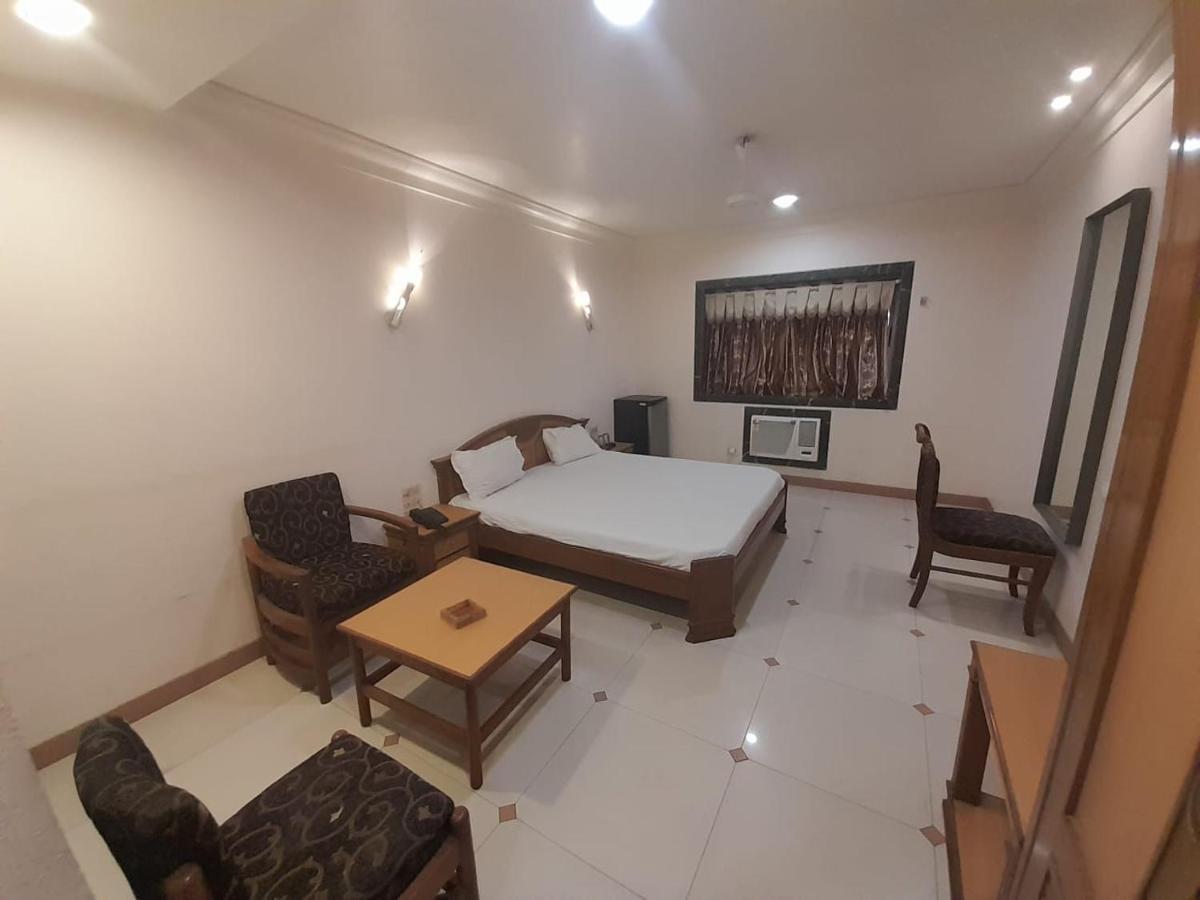 Hotel Mayur By Wb Inn Ulhasnagar Екстер'єр фото
