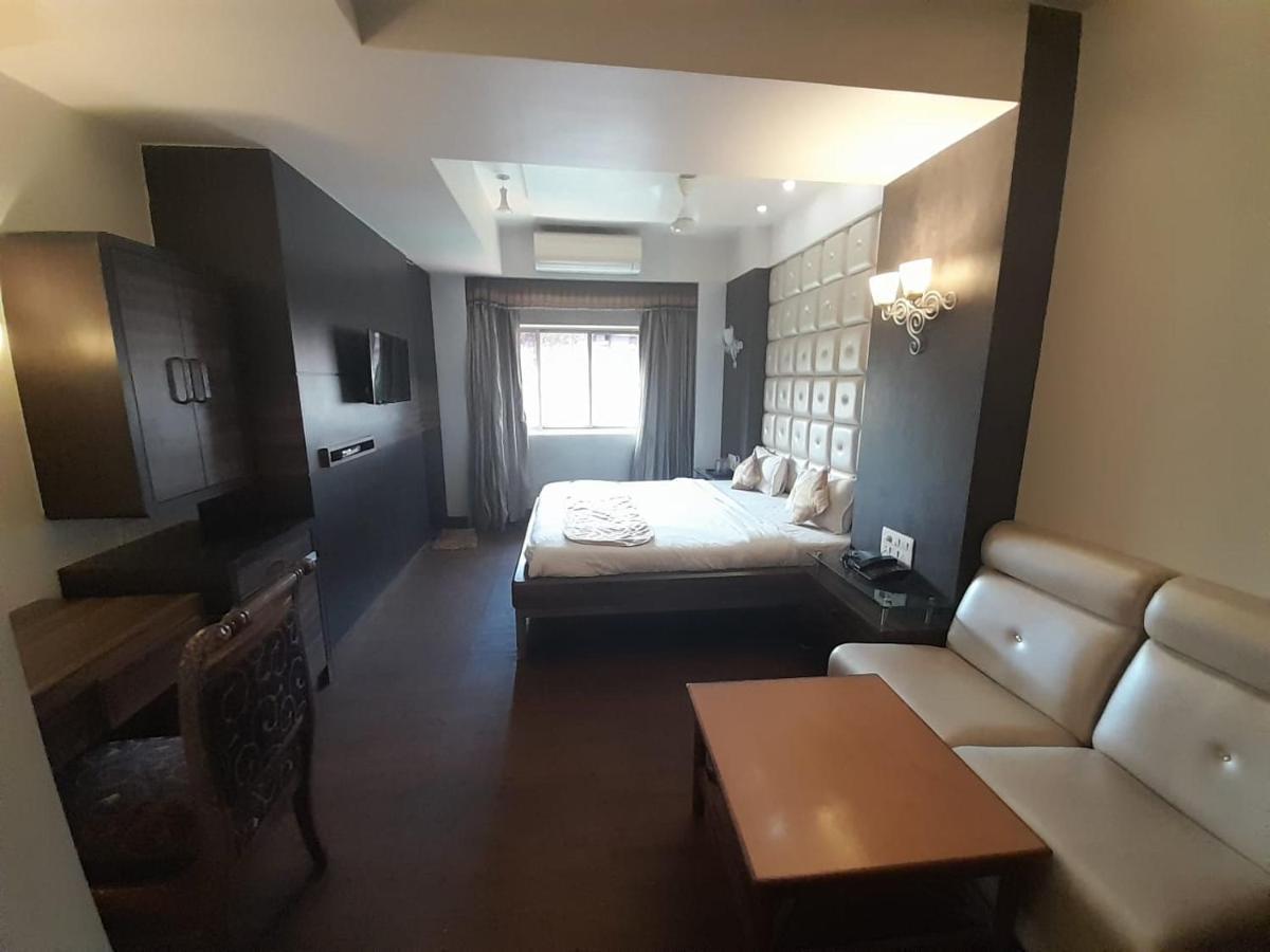 Hotel Mayur By Wb Inn Ulhasnagar Екстер'єр фото