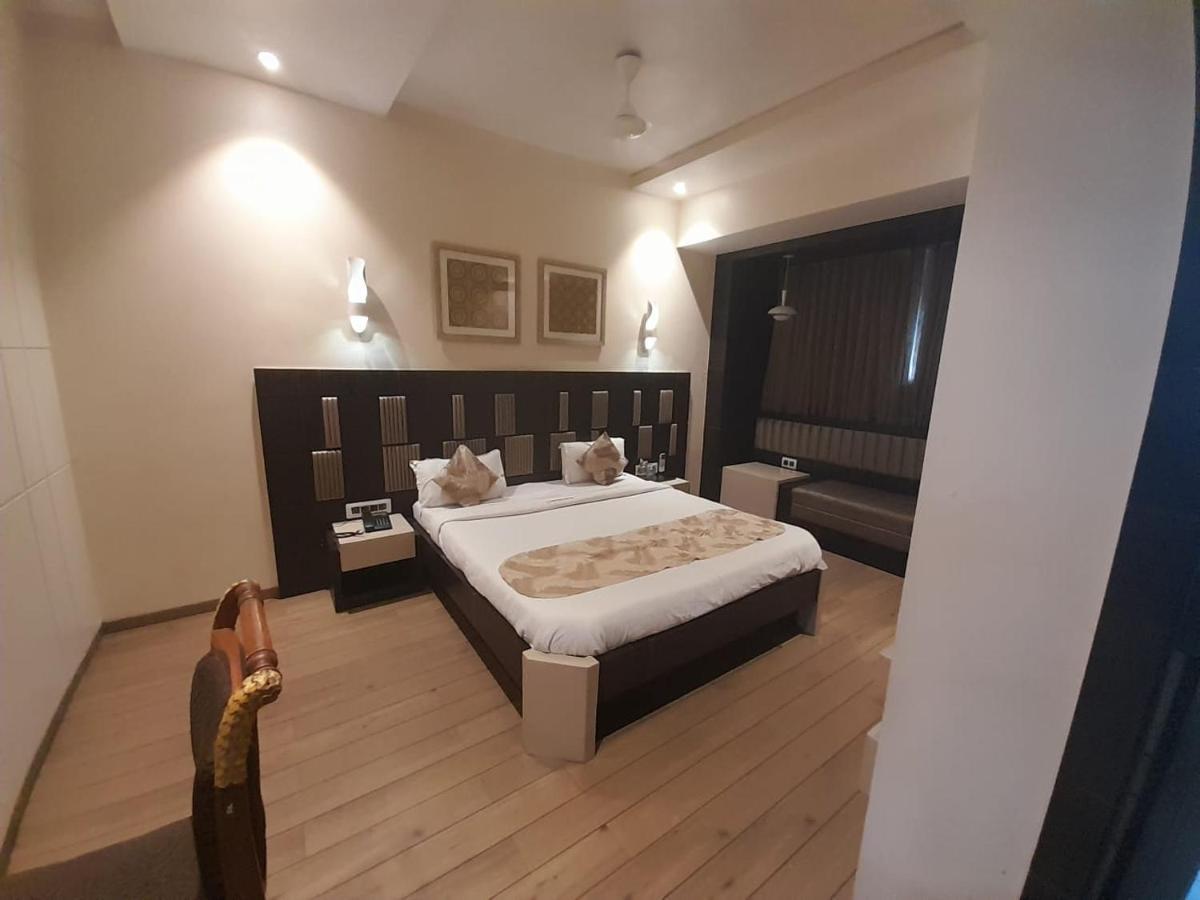 Hotel Mayur By Wb Inn Ulhasnagar Екстер'єр фото